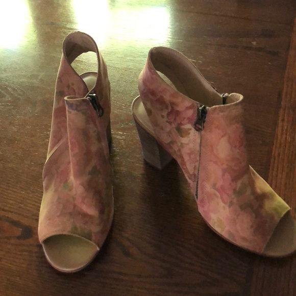 Sandals - Picture 2 of 2